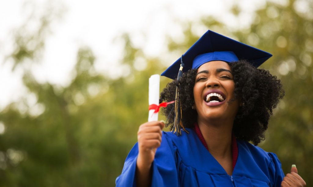 portriat-of-a-young-african-american-woman-at-graduation-picture-id1095768766