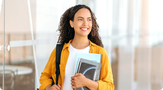 Jovem com mochila e livros