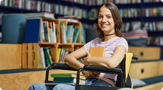Jovem com mochila e livros