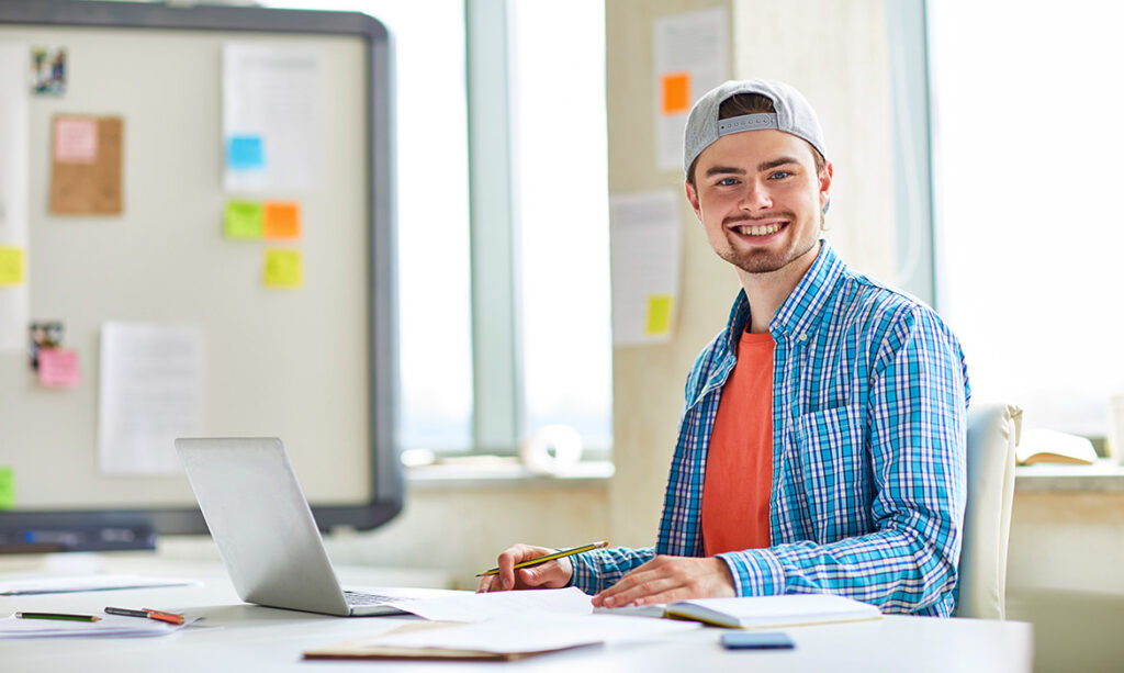 Como a empresa deve tratar o estagiário em seu início